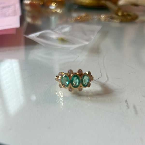 Emerald, diamond, 18k gold ring